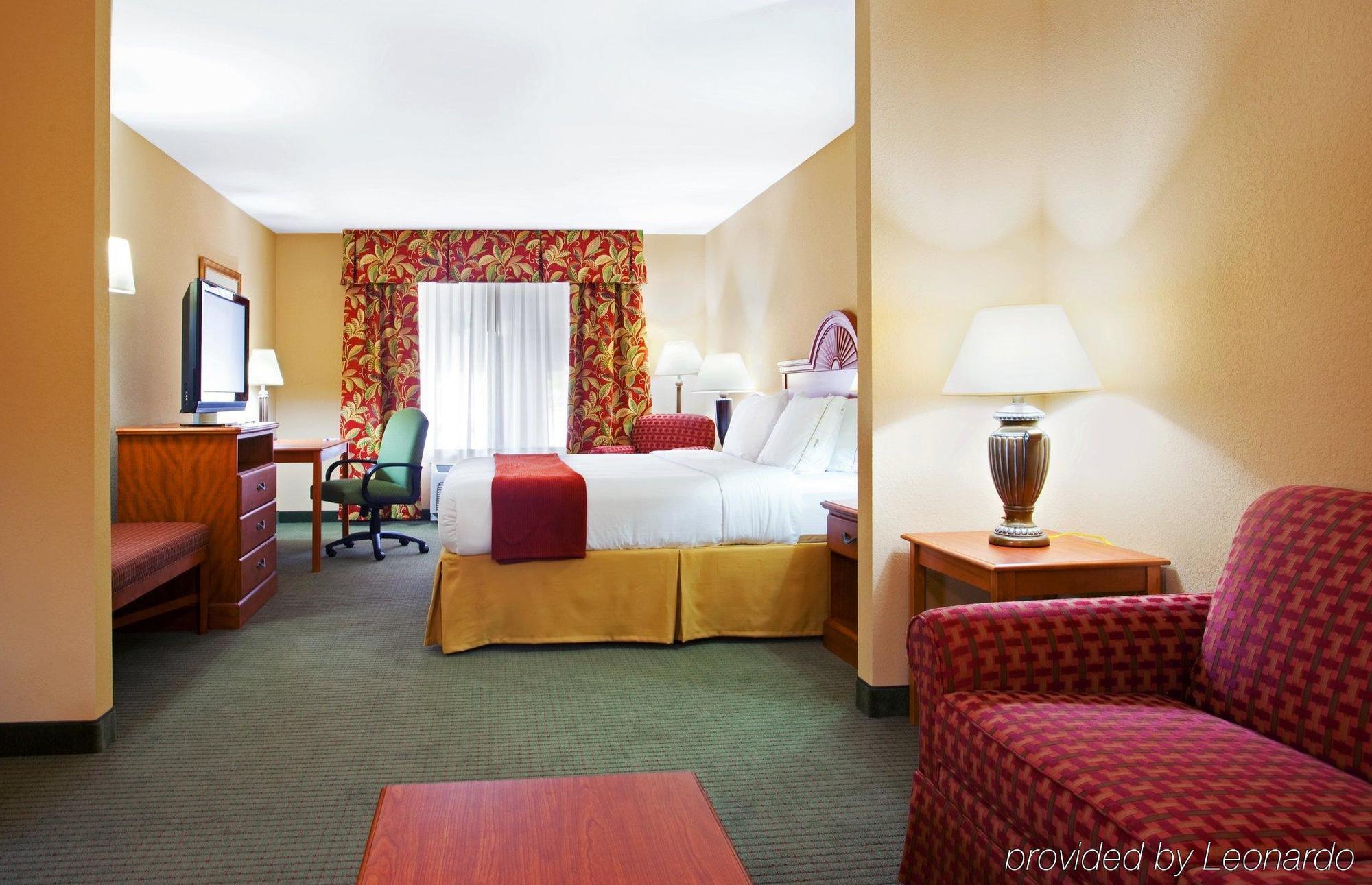 Holiday Inn Express Mineral Wells By Ihg Parkersburg Exterior photo