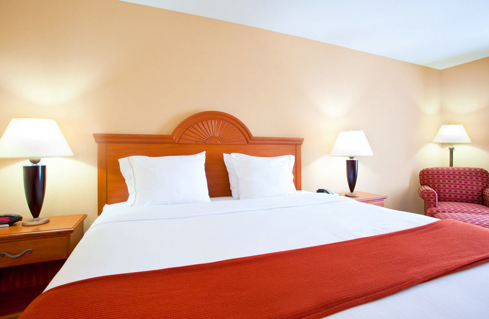 Holiday Inn Express Mineral Wells By Ihg Parkersburg Exterior photo