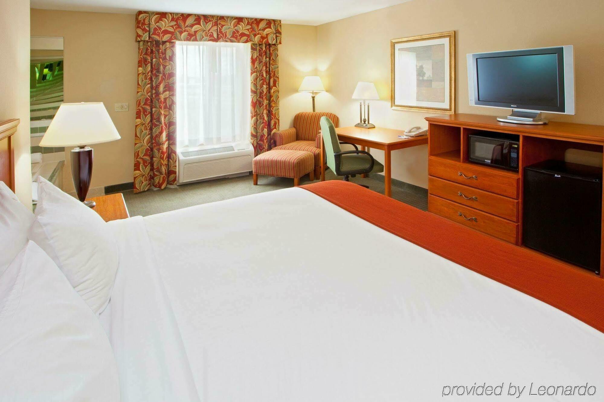 Holiday Inn Express Mineral Wells By Ihg Parkersburg Exterior photo