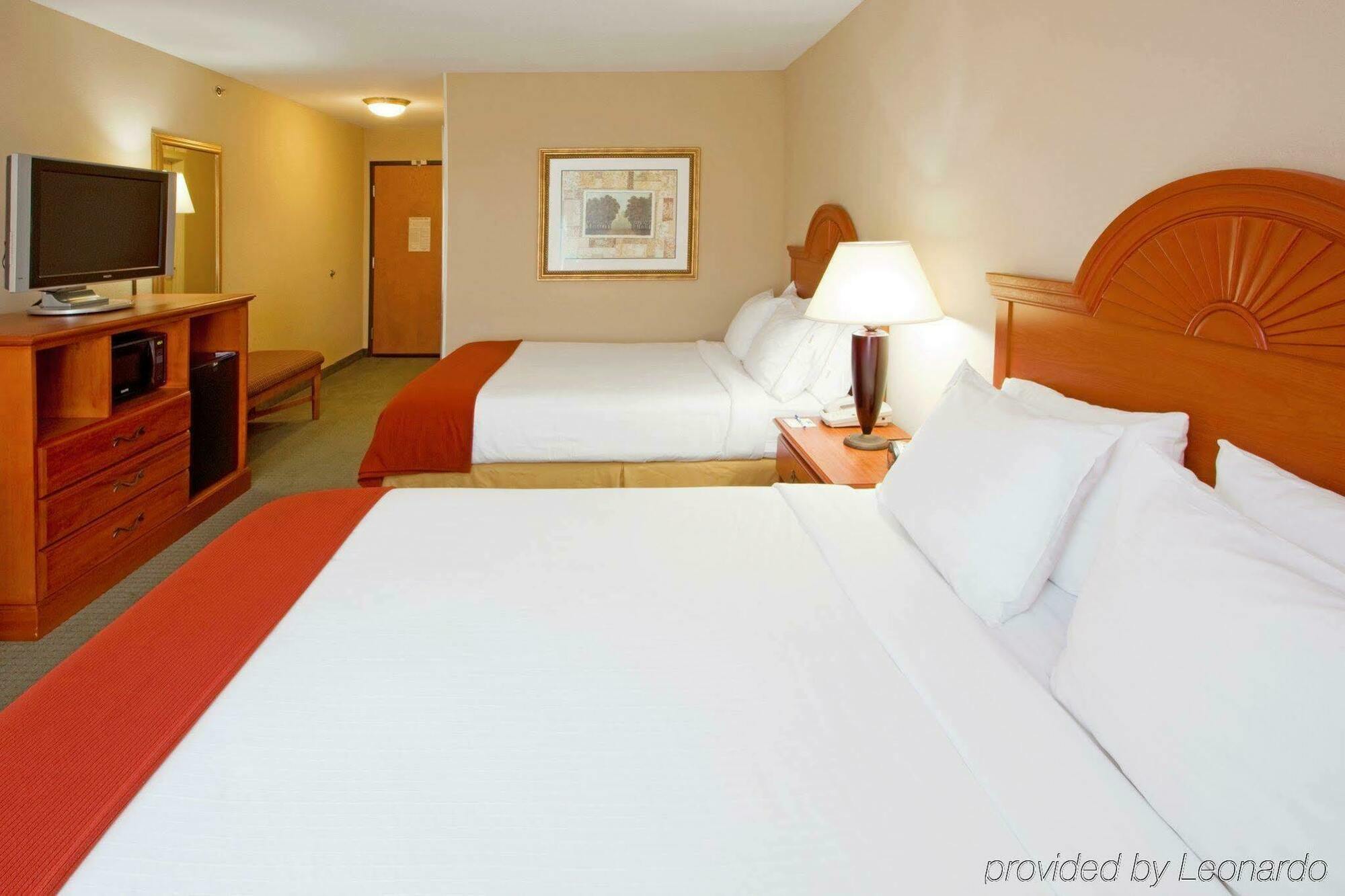 Holiday Inn Express Mineral Wells By Ihg Parkersburg Exterior photo