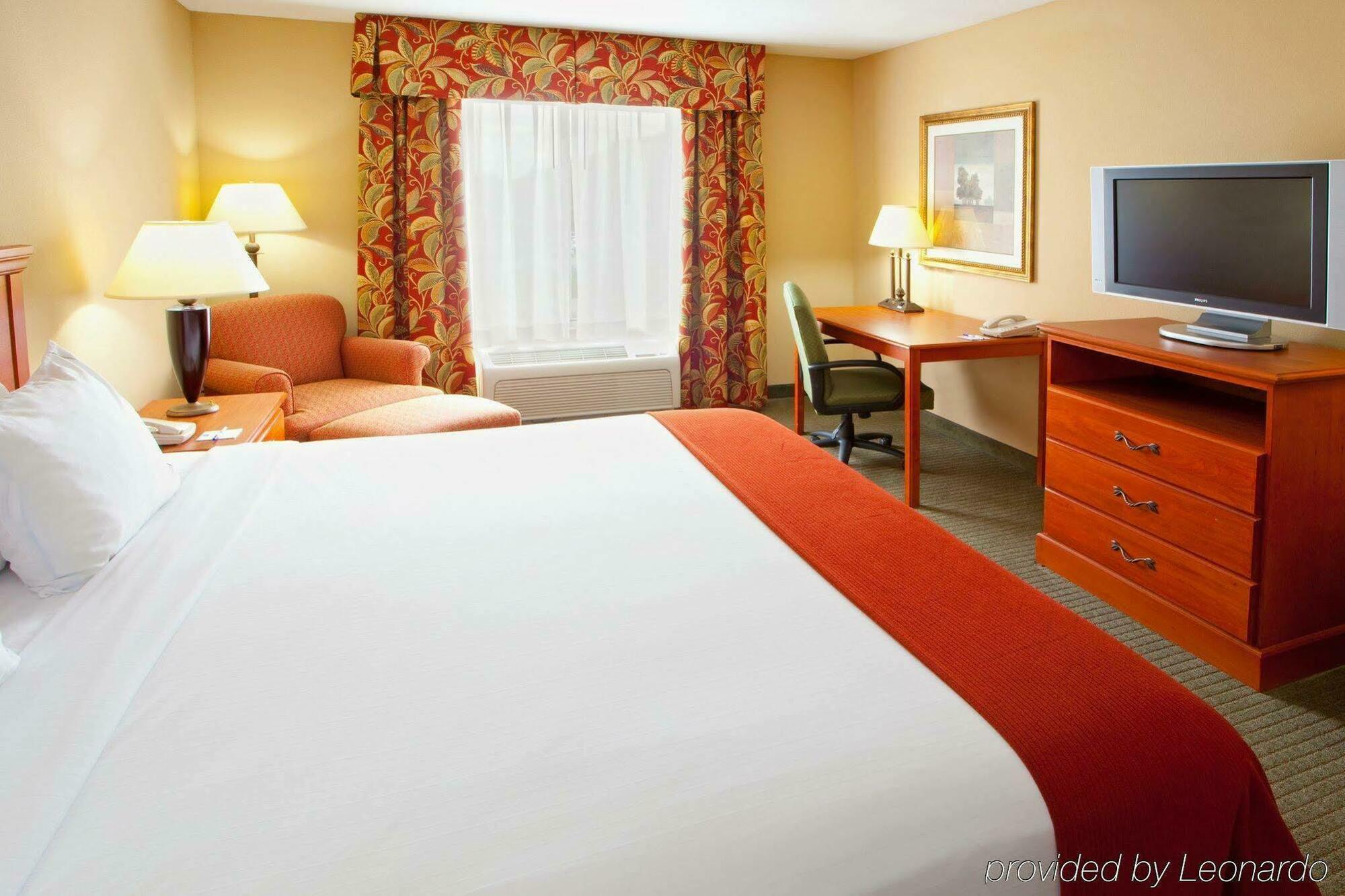 Holiday Inn Express Mineral Wells By Ihg Parkersburg Exterior photo